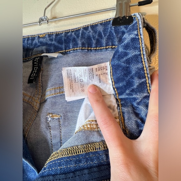 H&M Loose Fit High Rise Mom Jeans - Picture 10 of 10